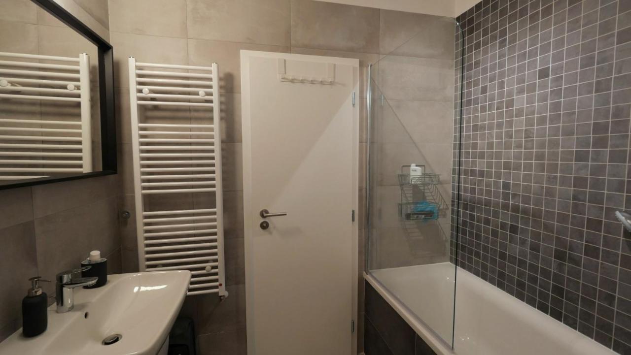 Air-Conditioned, 2 Room Apartment With Terrace Братислава Экстерьер фото